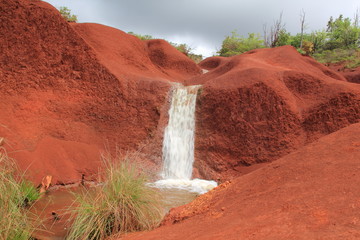 Kleiner Wasserfall im Waimea Canyon Kauai Hawaii USA