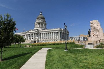 Obraz premium capitol of salt lake city on a bright sunny day