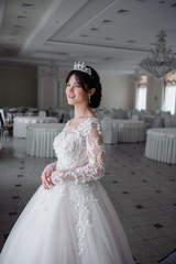 Naklejka premium beautiful smiling bride before wedding ceremony