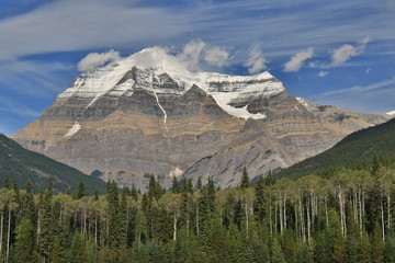 Obraz premium mount robson in clear view with just a few clouds