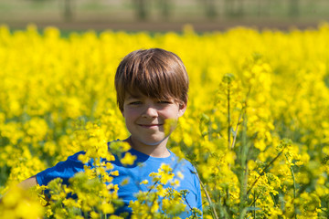 Glückliches Kind in der Natur