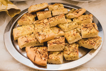 tavolo, aperitivo, buffet con pizze, mozzarella, finger food