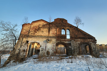 Ruina starej kamienicy mieszkalnej - obrazy, fototapety, plakaty