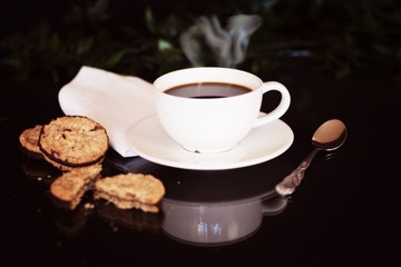 Heißer Kaffee mit Keksen - Gebäck im Cafe