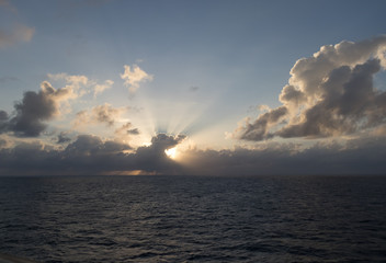 Obraz premium Cloudy sunset over the Caribbean Ocean