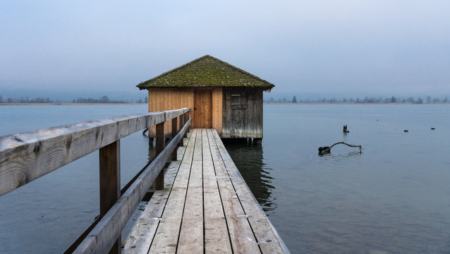 Bootshaus mit Steg am See