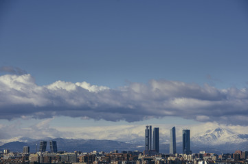 Obraz premium Madrid Skyline from the air, snowy in the background mountains
