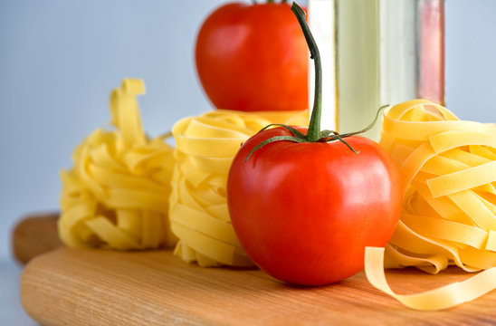 Fettuccine pasta with tomatoes and vegetable oil