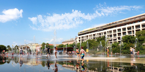 Fototapeta premium Miroir d’eau - Promenade du Paillon - Nice - France