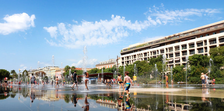 Miroir d&rsquo;eau - Promenade du Paillon - Nice - France