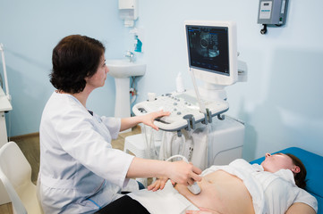 Obraz premium Pregnant woman receiving ultrasound treatment in hospital