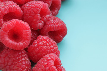 Himbeeren auf blauem Hintergrund
