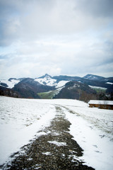 Der Kiesweg zum Berggipfel