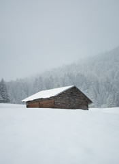 Holzh&uuml;tte im Schnee bei eisiger K&auml;lte