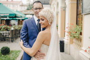Naklejka premium wedding couple posing in city