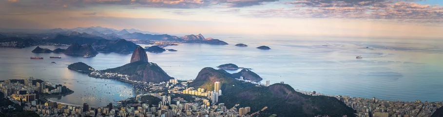 Foto op Plexiglas Rio de Janeiro Rio de Janeiro - 20 juni 2017: Panorama van Rio de Janeiro gezien vanaf de berg Corcovado in Rio de Janeiro, Brazilië