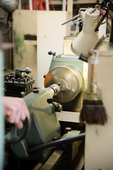 旋盤加工する技術者