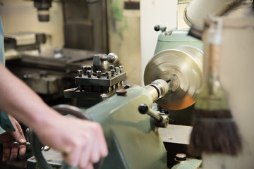 旋盤加工する技術者