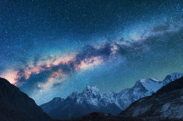 Espace. Voie lactée et montagnes. Vue fantastique avec les montagnes et le ciel étoilé la nuit au Népal. Vallée de montagne et ciel avec des étoiles. Bel Himalaya. Paysage de nuit avec voie lactée lumineuse. Galaxie