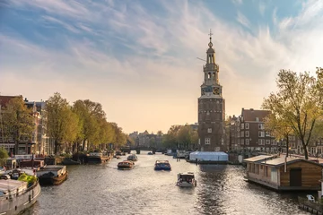 Poster De skyline van de zonsondergangstad van Amsterdam bij Montelbaanstoren Tower, Amsterdam, Nederland © Noppasinw