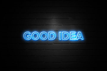 Obraz premium Good Idea neon Sign on brickwall