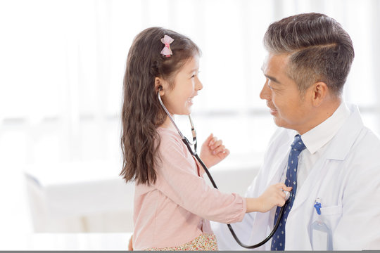 The little girl to the doctor auscultation
