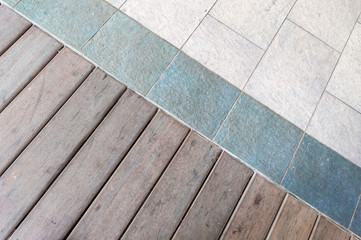 association de deux matériaux, plancher bois et sol carrelage 