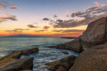Fototapeta na wymiar Ein wunderschöner Sonnenaufgang über den Felsen von Costa Adeje in Teneriffas Morgenrot