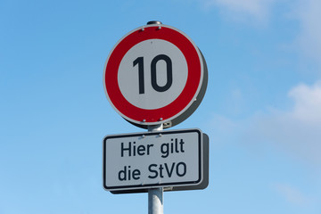 Ein Verkehrsschild mit dem Hinweis auf Tempolimit 10 km/h