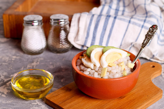 Barley porridge with egg and onion