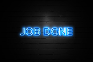 Obraz premium Job Done neon Sign on brickwall