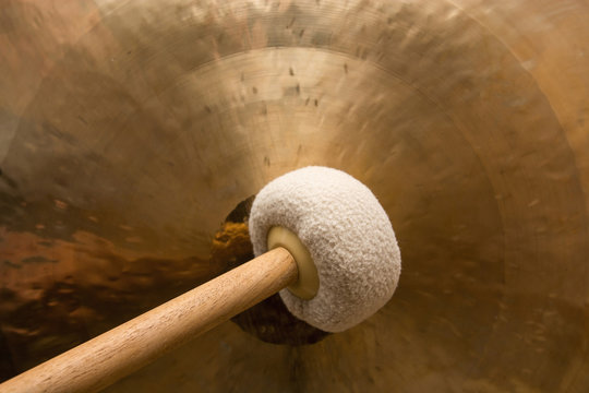 Gong anschlagen