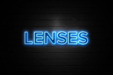Obraz premium Lenses neon Sign on brickwall