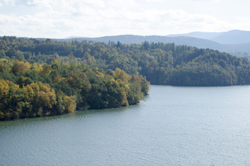 Jezioro dobczyckie widok jesienią