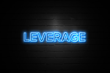Obraz premium Leverage neon Sign on brickwall
