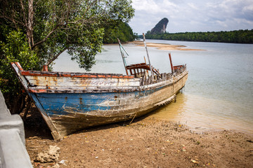 Naklejka na ściany i meble Long boat on the bank of the Krabi River