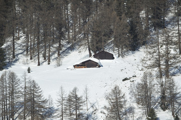 Hütten in Winterlandschaft, Obergoms, Wallis, Schweiz