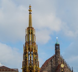 Fototapeta premium Goldener Brunnen und Frauenkirche Nürnberg