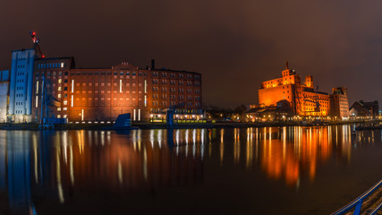 Duisburger Innenhafen am Abend beleuchtet