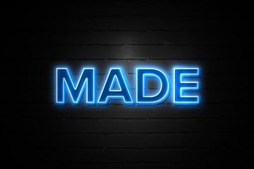 Obraz premium Made neon Sign on brickwall
