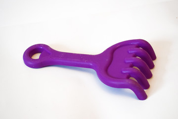 Rastrillo morado para la playa.