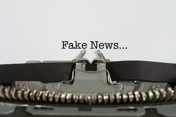 Eine Schreibmaschine und ein Blatt Papier mit dem Text Fake News