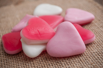 bonbons en forme de coeur sur fond en toile de jutte
