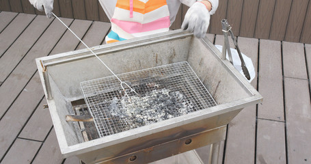 Cleaning of barbecue stove