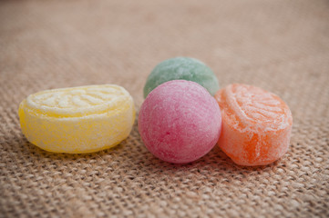 bonbons traditionnels sur toile de jutte