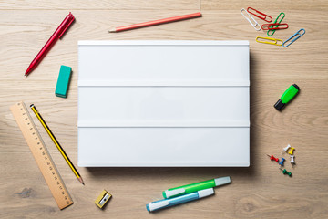 Freie Fläche auf lightbox für Nachrichten mit Bürobedarf von oben