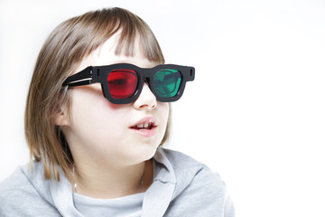 Mała dziewczynka w czerwono-zielonych okularach 