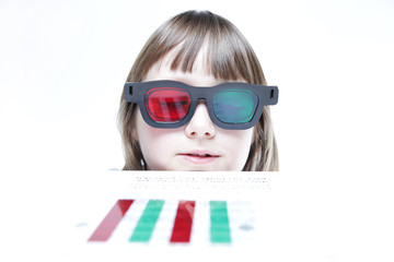 Mała dziewczynka w czerwono-zielonych okularach  © doroguzenda