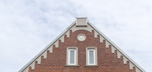 Fenster in einem Giebel eines Hauses