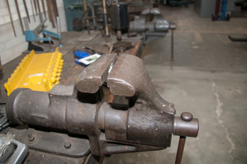 alter Schraubstock auf einer Werkbank